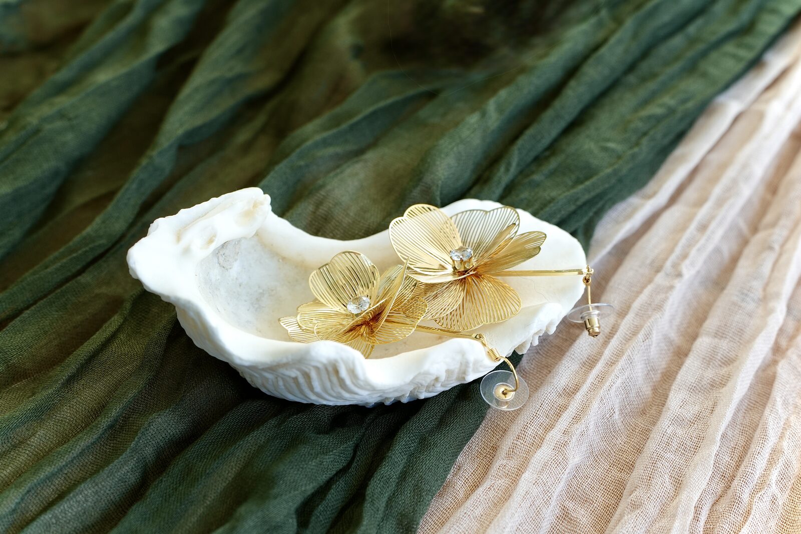 Ausgelegter Brautschmuck: Ohrringe, Haarschmuck und Perlen
